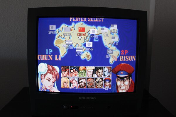 Televisor de tubo Grundig T55-830 text conectado a una placa arcade del Street Fighter II champion edition