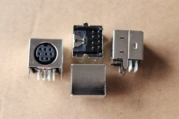 Conector Mini-DIN8 hembra para soldadura en PCB MDJ-008-FS de Adam Tech
