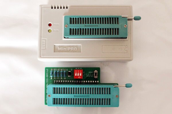 Minipro TL866A y un adaptador para grabar las EPROMS de 42 pines 27C160, 27C400, 27C800 y 27C322