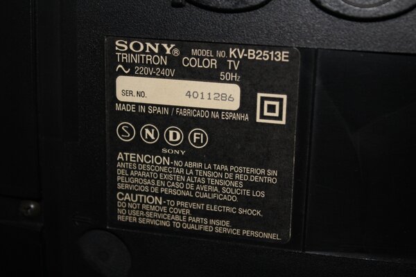 Etiqueta trasera del televisor Sony Trinitron KV B2513E